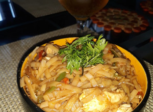 Una foto de Tallarines de arroz con pollo y jamón en salsa de soja