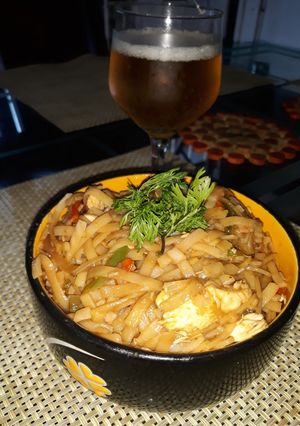 Una foto de Tallarines de arroz con pollo y jamón en salsa de soja