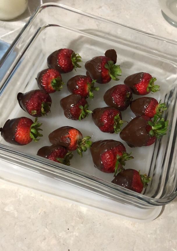 Una foto de Fresas con chocolate 🍫
