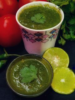 हरा धनिया पत्ता और टमाटर की चटनी (hara dhaniya patta aur tamatar ki chutney recipe in Hindi) रेसिपी मुख्य फोटो