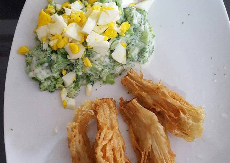 Langkah Mudah untuk Membuat salad brokoli &amp; tempura jamur enoki Anti Gagal