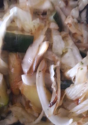 Una foto de Ensalada de calabacín, repollo y cebolla