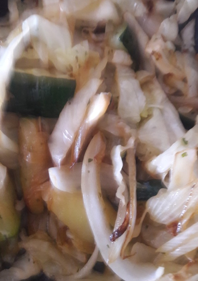 Una foto de Ensalada de calabacín, repollo y cebolla