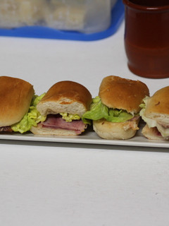 Una foto de Panecillos con jamón asado untados de gazpacho