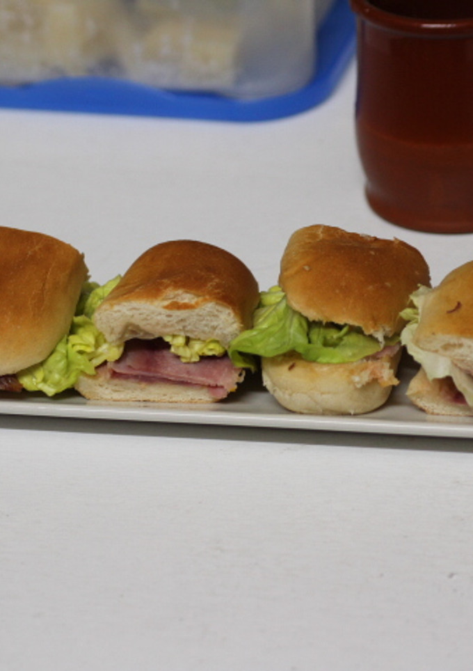 Una foto de Panecillos con jamón asado untados de gazpacho