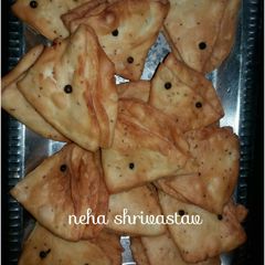 A picture of Crispy mathri.