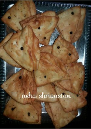 A picture of Crispy mathri.