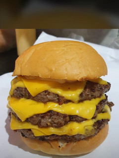 Una foto de Hamburguesa triple carne triple cheddar 😍🤤