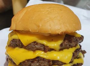 Una foto de Hamburguesa triple carne triple cheddar 😍🤤