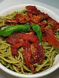 Pasta al pesto con aguacate y tomates secos