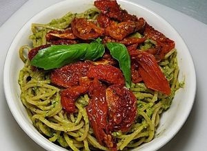 Una foto de Pasta al pesto con aguacate y tomates secos