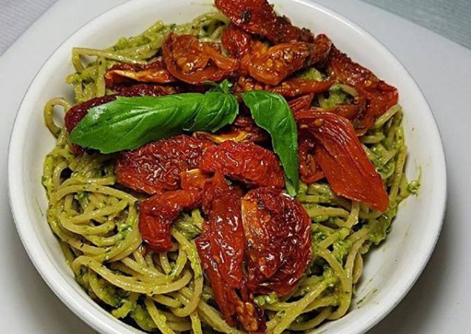 Pasta al pesto con aguacate y tomates secos Receta de Pau Montaño- Cookpad