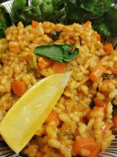 Una foto de Arroz con brócoli, zanahoria y crujiente de espinacas