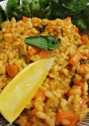 Una foto de Arroz con brócoli, zanahoria y crujiente de espinacas