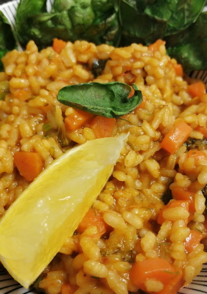Una foto de Arroz con brócoli, zanahoria y crujiente de espinacas