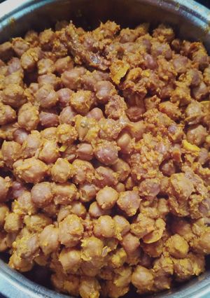 A picture of Kaale Chane and Poori.