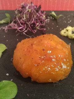 Una foto de Esferas de tartar de salmón y mango