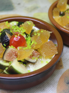 Una foto de Yogurt con higos y frutas escarchadas