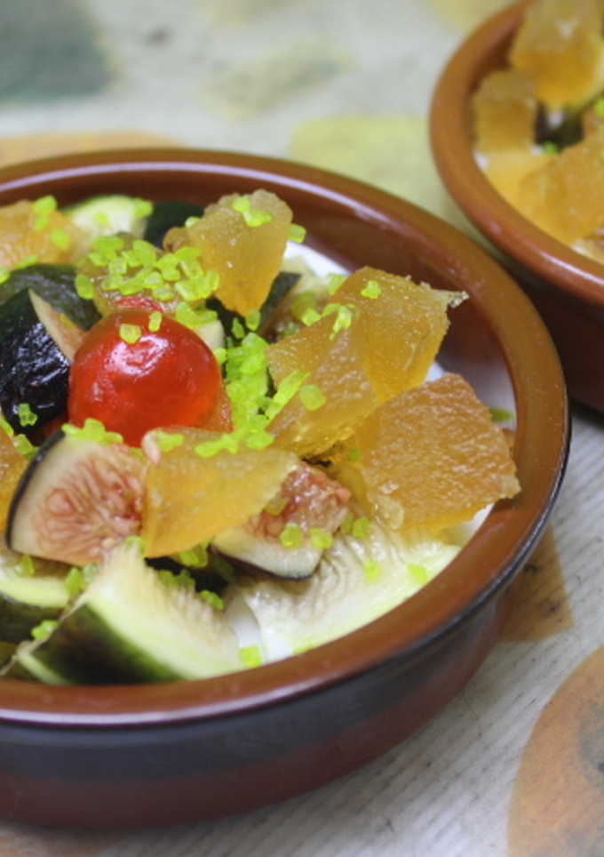 Una foto de Yogurt con higos y frutas escarchadas