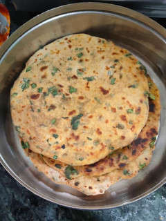 પાલક પરાઠા (Palak Paratha Recipe In Gujarati) રેસીપી મુખ્ય ફોટો