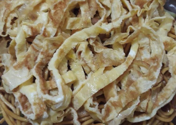 Langkah Mudah untuk Membuat Mie Goreng Kecap Dadar Rawis, Menggugah Selera