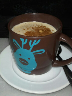Una foto de Café con leche y toque a canela