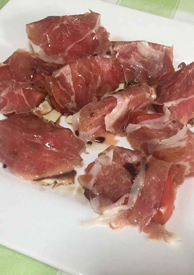 Una foto de Tomate y jamón