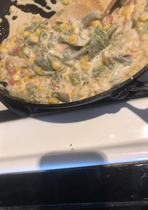 Una foto de Chile poblano en rajas con queso y elote