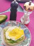 Tostada con palta y huevo