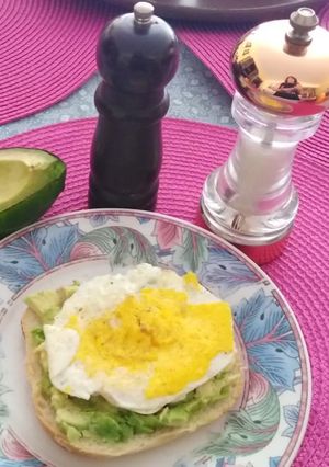 Una foto de Tostada con palta y huevo