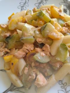 Une photo de Poêlée de courgettes au saumon et ses pennes