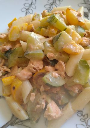 Une photo de Poêlée de courgettes au saumon et ses pennes