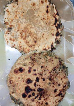 बथुए का पराठा (bathuye ka paratha recipe in Hindi) रेसिपी मुख्य फोटो