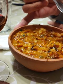 Una foto de Locro Salteño (en olla de barro)