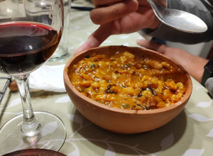 Una foto de Locro Salteño (en olla de barro)