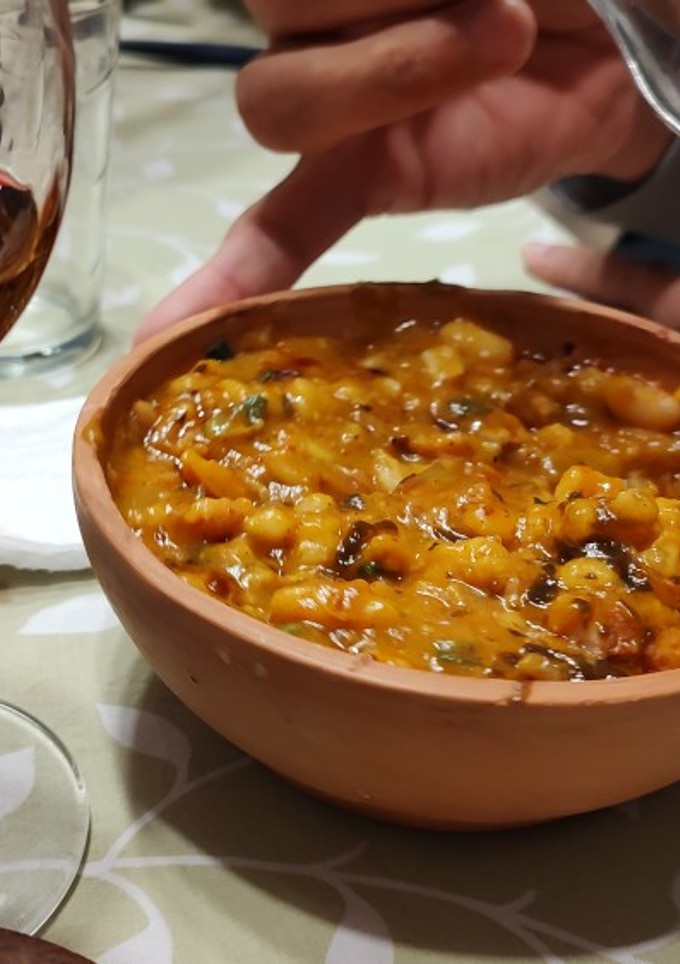 Una foto de Locro Salteño (en olla de barro)