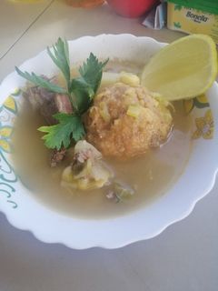 Una foto de Caldo de bolas de verde