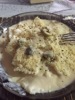 Una foto de Ravioles con salsa Blanca
