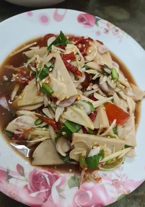 รูปของ ยำหมูยอไข่แดงเค็ม วัตถุดิบ Lotus ใกล้บ้าน ทำง่ายมากๆ