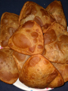 મીઠી પૂરી(Sweet poori Recipe in Gujarati) રેસીપી મુખ્ય ફોટો
