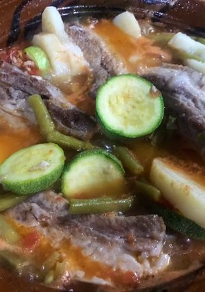 Una foto de Costilla de cerdo con verduras