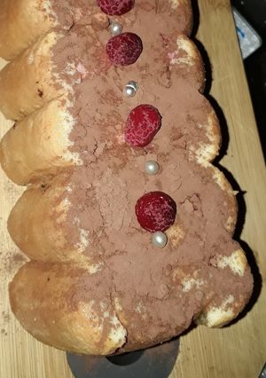 Une photo de Bûche framboise chocolat façon charlotte