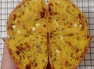 Foto resep Kunyit Wijen Jinten Hitam Chili Flakes Cheese Sourdough Bread (Open Bake Method)