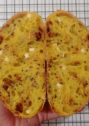 Foto resep Kunyit Wijen Jinten Hitam Chili Flakes Cheese Sourdough Bread (Open Bake Method)