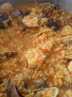 Una foto de Arroz caldoso con almejas y langostinos