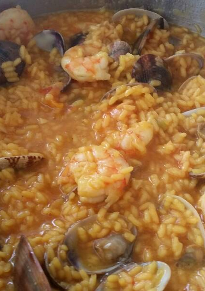 Una foto de Arroz caldoso con almejas y langostinos