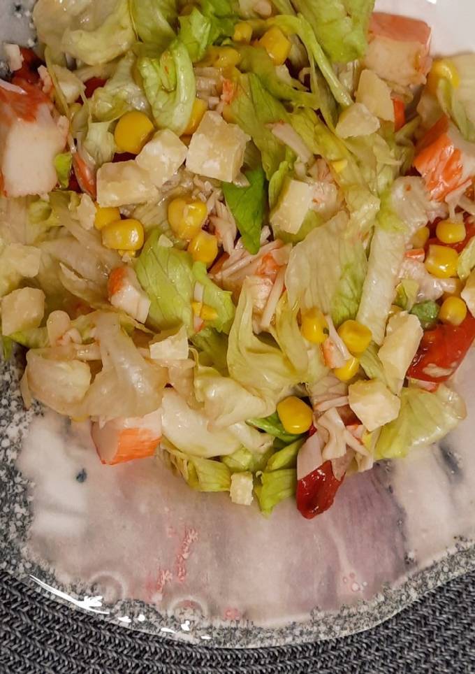 Весняний салат з крабовими паличками