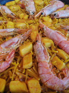 Una foto de Fideuà de potón y gambón
