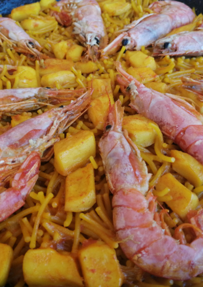 Una foto de Fideuà de potón y gambón