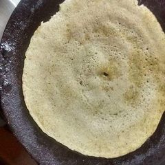 A picture of Adai or pasereto with gun powder, green chutney.